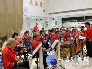 為感念醫護人員終年投入偏鄉醫療，秉持「北港情、媽祖心」，朝天宮國樂團在媽祖醫院透過國樂演奏陶冶人心。