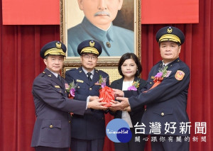 雲林縣警局舉辦卸新任局長交接典禮，縣長張麗善親臨主持，新任局長顏旺盛宣誓就職到任。