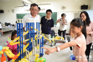 夏日樂學「智高夏令營」　賴峰偉勉勵小朋友動手發揮創意