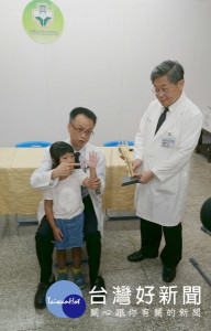 北港媽祖醫院積極推動人工智慧醫院，透過手骨X光進行骨齡AI輔助判讀，精準預測孩子未來身高。