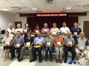 許獻平老師(前排右四)完成西港區有應公廟採訪錄出版。