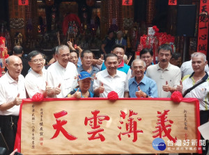 市長侯友宜26日前往新莊武聖廟參拜祈福，並致贈「義薄雲天」匾額。（圖／記者黃村杉攝）