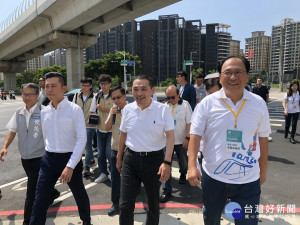 新竹市長林智堅26日率團隊北上與新北市長侯友宜進行交流，並體驗搭乘淡海輕軌，為新竹輕軌探路