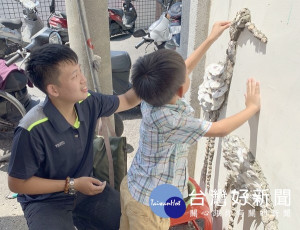 蚵寮社區長青食堂歡度週年慶，邀請社區居民和長輩一起利用在地的蚵貝為食堂外牆進行創作，亦凝聚居民的愛鄉情懷。