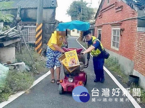 馬光所員警協助電動車沒電受困路旁的老伯，將電動車及人安全推送返家，深獲社區居民肯定與讚許。