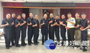北港分局聯合勤教邀請護理師進行愛滋衛教宣導，慈濟志工協助量血壓關心員警健康，分局長王立德也表揚績優員警。