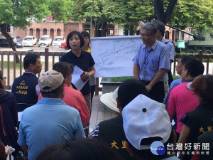 何欣純說明施工請情形。林重鎣攝