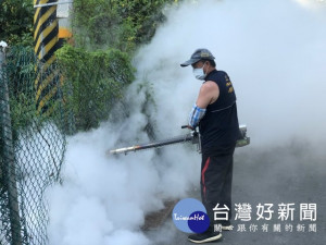 

大甲區岷山里長林清良，幾天來背著噴藥器在里內噴灑藥劑滅蚊，希望打造美好環境防蚊危害，居民對里長的負責做法，給予極高評譽。（記者陳榮昌攝）