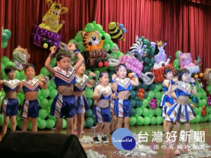 

大安區幼兒園昨日舉辦第13屆畢業典禮，小朋友在台上顯露天真無邪的笑聲、臉龐，跳著優美舞姿，獲得來賓如雷掌聲，父母忙著為子女拍照留念。（記者陳榮昌攝）

