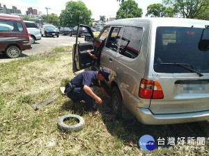 車陷泥濘動彈不得　警立即救援助脫困