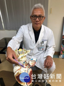 

光田綜合醫院心臟血管外科主任郭達智說明曾姓男子急性心肌梗塞，心臟冠狀動脈有4處阻塞而昏倒，幸有民眾事先為之施CPR，醫療團隊緊急為之「開心」做繞道手術後，始救回他一命。（記者陳榮昌攝）