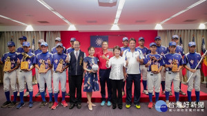 中市中山國中棒球隊奪金龍盃冠軍　市政會議獻獎分享榮耀