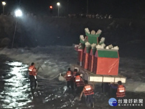 除了普度陸上好兄弟，還有廟宇更施放水燈引領好兄弟上岸饗食，其中金山區金包里慈護宮農曆7月14日的水尾港「放水燈」更是新北市唯一海上施放水燈的地方