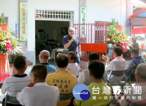 北港分局長王立德為推動社區警政理念，前往長青食堂實施交通及犯罪預防宣導，獲得廣大迴響。