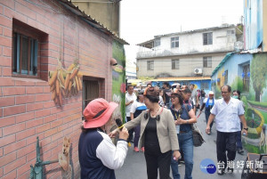社區發展工作金卓越社區選拔評選中彩繪導覽。圖／記者鄧富珍攝