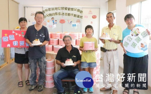 童也恬與友人響應「公益過佳節」，連續六年捐贈雲林家扶父親節蛋糕，傳達對父親的思念與守護家庭的敬重。