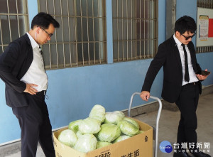 為表彰特優里長及民政人員長期為地方奉獻的辛勞，民政局除於8月23日辦理表揚，並以「超買」為題材，拍攝創意短片