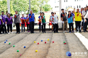 蘆竹區光明河濱公園天幕籃球場暨滾球場啟用，桃園鄭文燦和與會貴賓們一起試擲法式滾球運動。