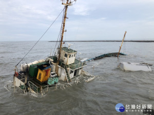 嘉明海運公司勝利輪擱淺，嘉義縣環保局第一時間啟動油污染緊急應變措施