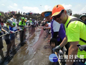 邀請百名來自中國大陸、越南、印尼、泰國、日本等地的新住民及外籍朋友共同體驗牽罟

