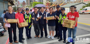 警友辦事處許主任許志寧有感員警辛勞，分送60箱仙草凍及仙草茶慰勞各派出所、交通分隊等外勤員警。

