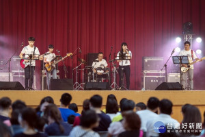 「愛傳遞-小捲宅公益音樂會」活動於桃園市大園國際高中登場。