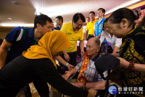 基隆中正區表揚模範父親與好人好事代表　林右昌盛讚子女學習榜樣