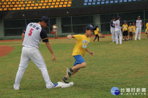 台東「棒球FUN電營」開打　國手教練與學童FUN一夏