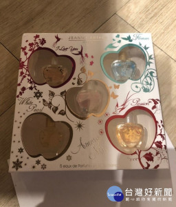 台北市府環保局近期加強查核禮盒產品，查獲2件化妝品禮盒產品過度包裝，違反「資源回收再利用法」第13、14條規定，所以依同法第26條規定，罰處違規業者新台幣3萬元至15萬元罰鍰。（圖／台北市府環保局）