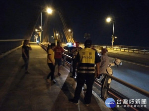 老翁深夜迷航跨海大橋　暖警協助護送返家