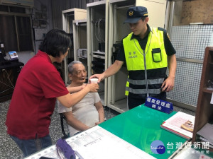 失智老翁外出迷途　警民合作協助返家