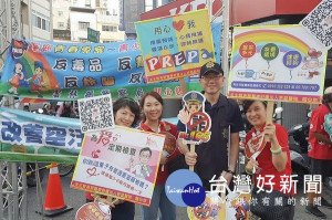 虎尾警分局配合公所及社區活動，設攤宣導反詐、反毒、反飆車及反霸凌等安全觀念與知識，警民互動宣達效果良好。