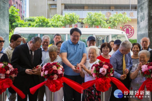 勤勞基金會捐贈行動學苑專車　林右昌：促進長輩健康幸福