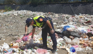 民眾錢包誤丟垃圾桶　警頂烈陽在垃圾掩埋場協尋