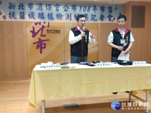 新北市政府法制局消保官為保護消費者安全權益，委託全國公證檢測市售14款抗菌襪，結果竟高達10件不符合國家抗菌標準，12件商品標示不符規定。（圖／記者黃村杉攝）