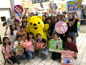 高雄市衛生局防疫團隊假家樂福鳳山店，辦理情人節愛滋病防治宣導。