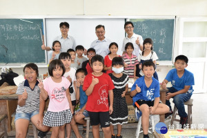 賴峰偉視察龍門國小　勉勵學子培養高尚品德