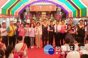 學子遵循古禮鑽過「七娘媽亭」，以示脫離七娘媽的庇護，從此長大成人，來賓為學子「脫絭」，象徵脫去童稚之心「轉大人」。