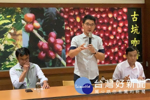 立委劉建國邀農委會陳吉仲主委至古坑鄉與農民座談，並對「去殼筍」做出補助決議，協助筍農度過難關。