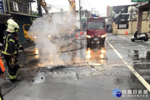 桃園市八德區廣福路307號前的一條高壓電遭閃電擊中斷落起火，消防人員於現場戒護處理。