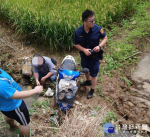 強颱利奇馬襲臺，父子機車遭吹落田內，熱警踩泥急救援