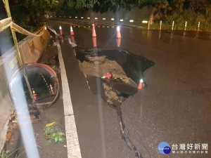 大鶯路發生路基掏空，警方相關單位搶修中。
