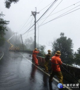 利奇馬颱風來襲，造成桃園地區停電災情，台電工程人員緊急動員進行搶修。