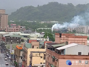 稽查人員冒著風雨趕往現場，沿路調查並訪談居民，終於查獲中園街巷弄內的永瀚金屬公司所排放，當場依法告發停工