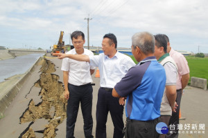 鴨母寮大排牛挑灣段防汛道路坍陷，嘉義縣長翁章梁前往勘查要求儘速檢討改善