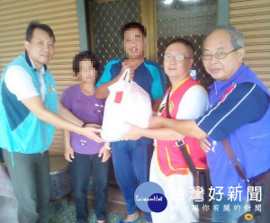 雲林縣榮服處總幹事鍾翔宇及榮欣志工隊長陳鷺禾率隊關心獨居榮民及家眷，並轉送物資給經濟弱勢榮民。