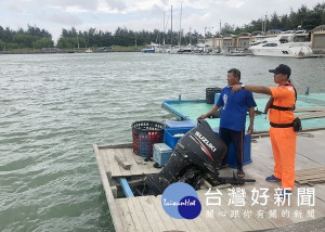 海巡署第四岸巡隊為維護民眾安全，針對轄區內多處觀浪地點實施柔性勸離，籲請民眾避免至沿海岸際遊玩及觀浪。