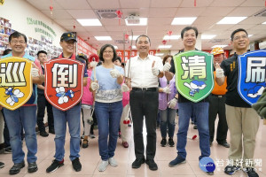 新北市長侯友宜率衛生局、環保局及民政局等首長10日前往板橋華東里，與社區志工暨里民一同在巷弄清除孳生源，除了頒發里長王典芳等「社區防蚊師」證書