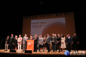 2020亞洲阿卡貝拉國際藝術節在高雄，葉匡時副市長於2019阿卡貝拉藝術節接下主辦旗。
