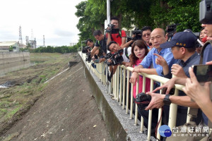 高雄市長韓國瑜視察後勁溪曲道清疏工程。